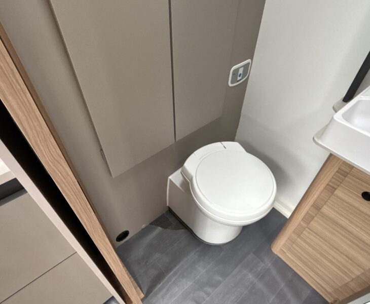 2026 Bailey Phoenix 420 Black Edition washroom
