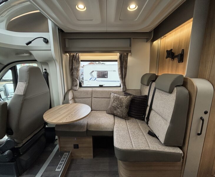 New Bailey Autograph 81-5 2026 lounge offside