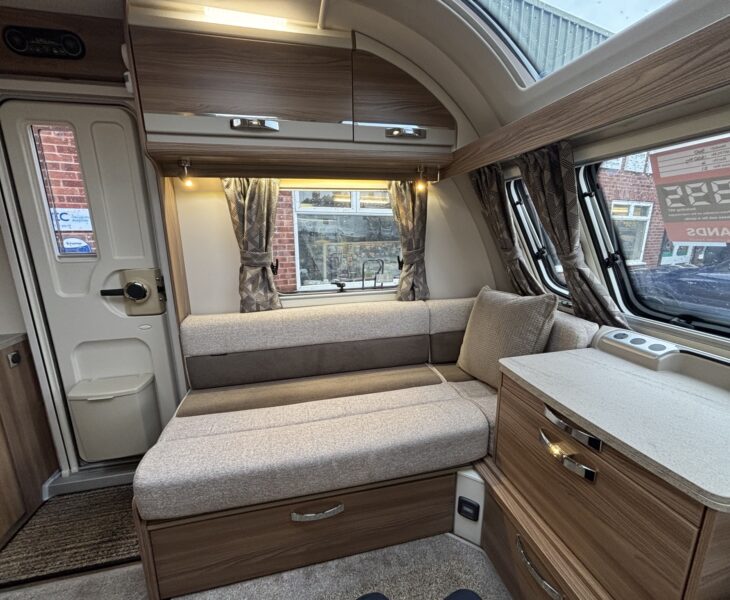 Swift Challenger 560 2022 NEARSIDE LOUNGE