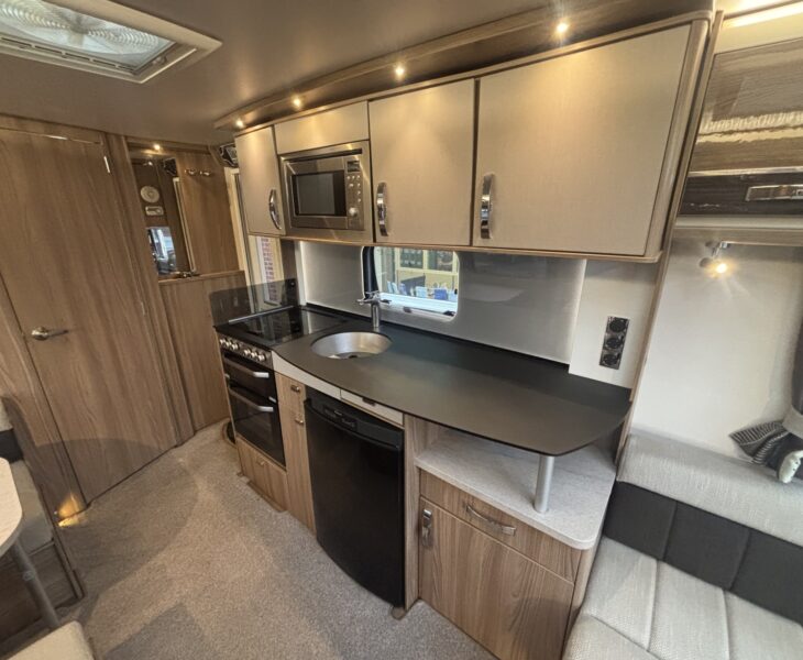 Swift Conqueror 530 2016 KITCHEN