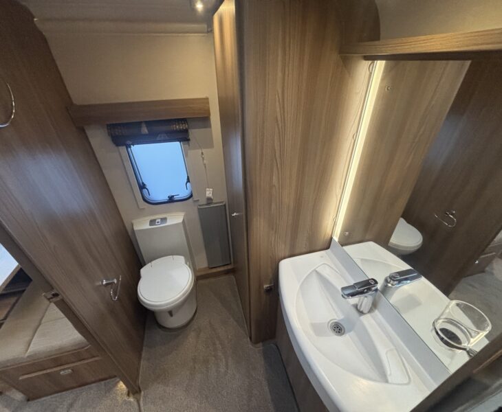 Swift Conqueror 530 2016 WASHROOM
