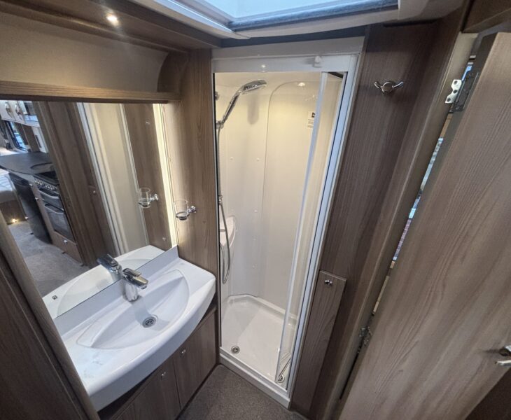 Swift Conqueror 530 2016 TOILET & WARDROBE