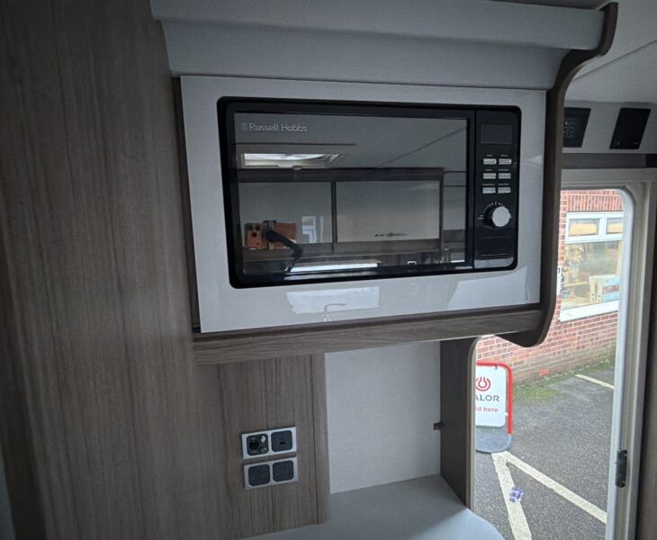 26 Coachman VIP 575 fitted microwave