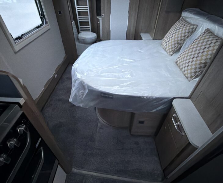26 Coachman VIP 575 fixed transverse island bed