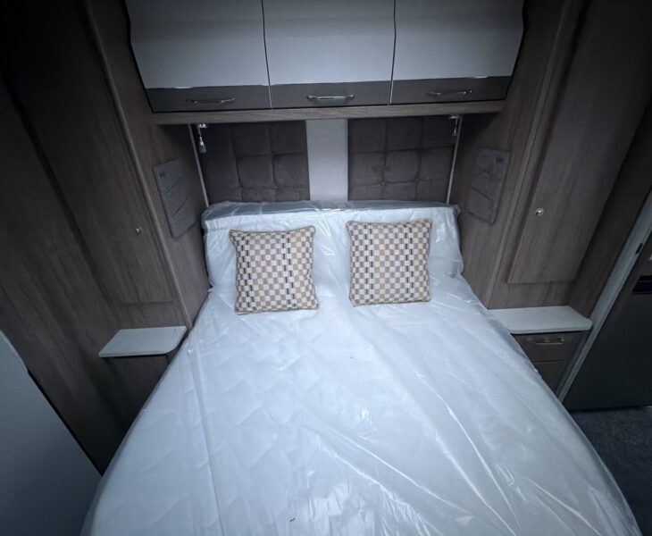 26 Coachman VIP 575 fixed transverse island bed