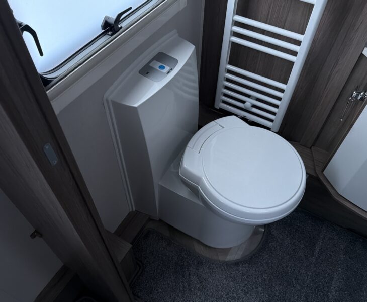 26 Coachman VIP 575 electric flush toilet
