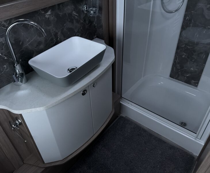 26 Coachman VIP 575 washroom