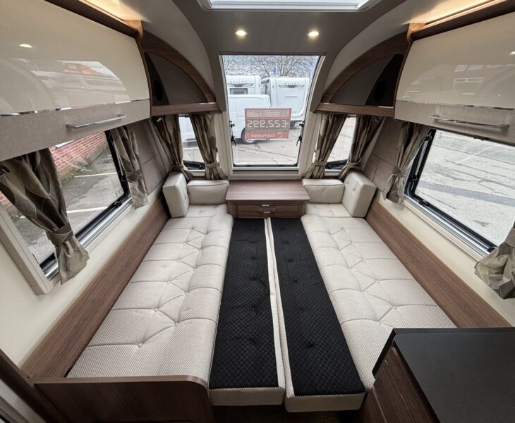 2021 Bailey Unicorn Pamplona Black Edition FRONT BED MAKE UP