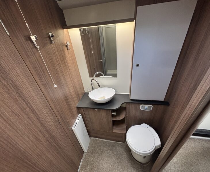 2021 Bailey Unicorn Pamplona Black Edition WASHROOM
