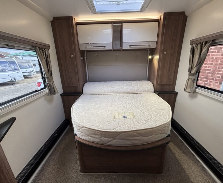 2021 Bailey Unicorn Pamplona Black Edition REAR ISLAND BED