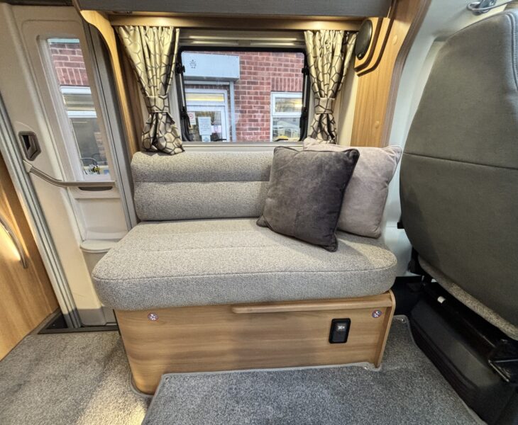 Bailey Autograph 79-4T 2020 NEARSIDE SEATING