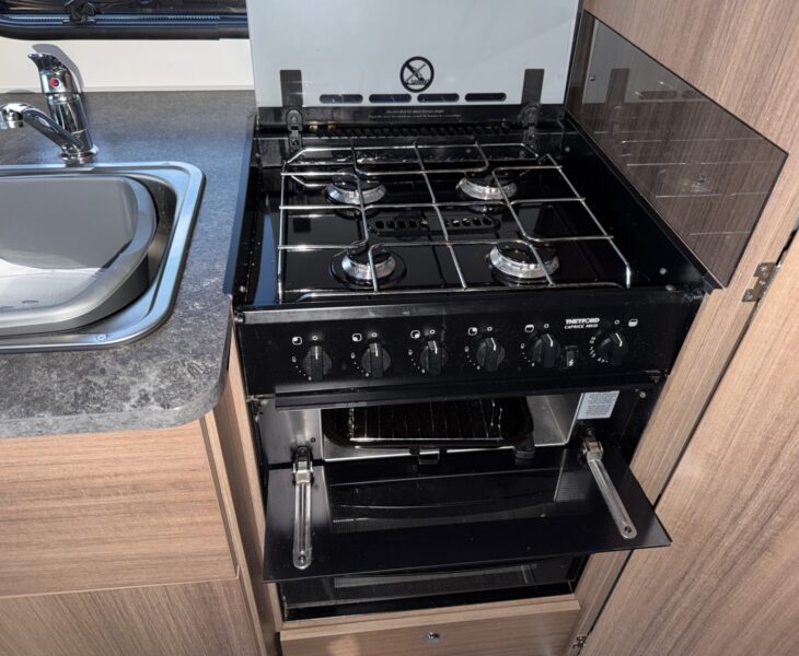 2020 Bailey Phoenix 640 Full gas oven