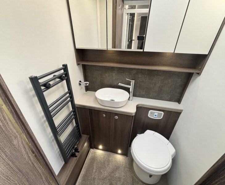 2023 Buccaneer Commodore WASHROOM