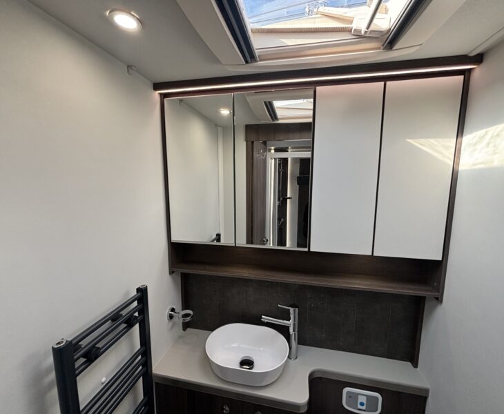 2023 Buccaneer Commodore WASHROOM