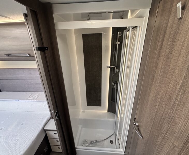 2023 Buccaneer Commodore SHOWER