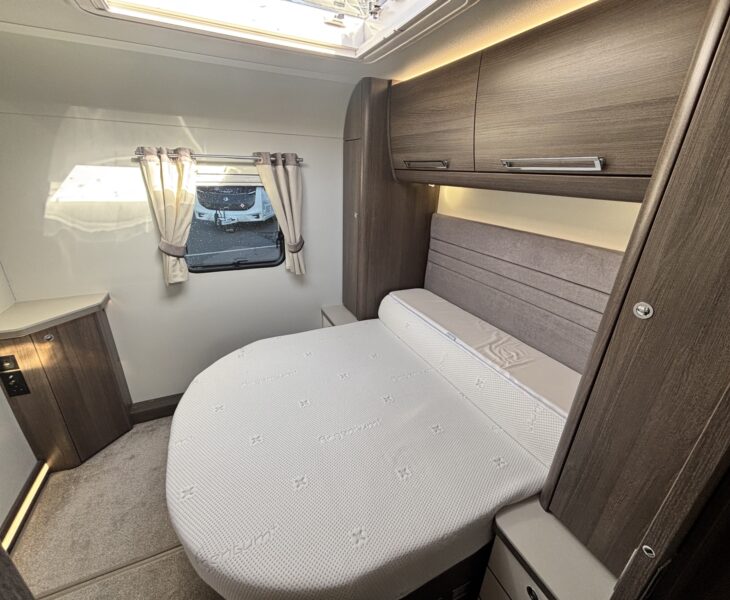 2023 Buccaneer Commodore ISLAND BED