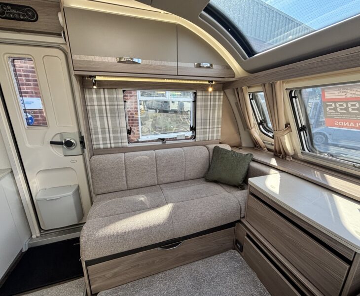 Swift Challenger SE 650 2023 NEARSIDE LOUNGE