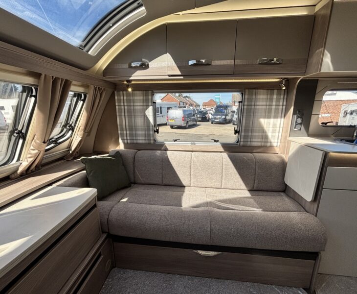 Swift Challenger SE 650 2023 OFFSIDE LOUNGE