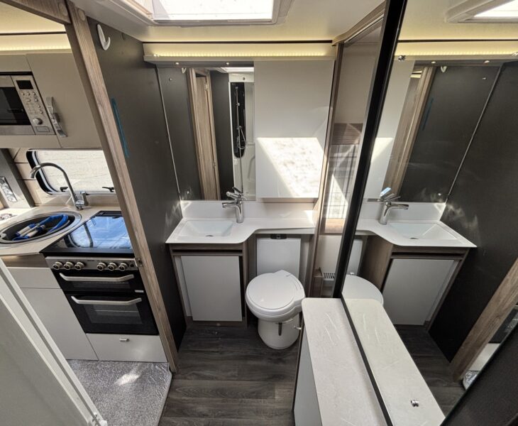Swift Challenger SE 650 2023 WASHROOM