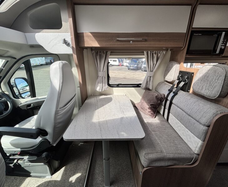 Bailey Alliance Silver Edition 76/4 2020 OFFSIDE LOUNGE