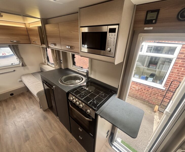 Swift Edge 486 2023 KITCHEN