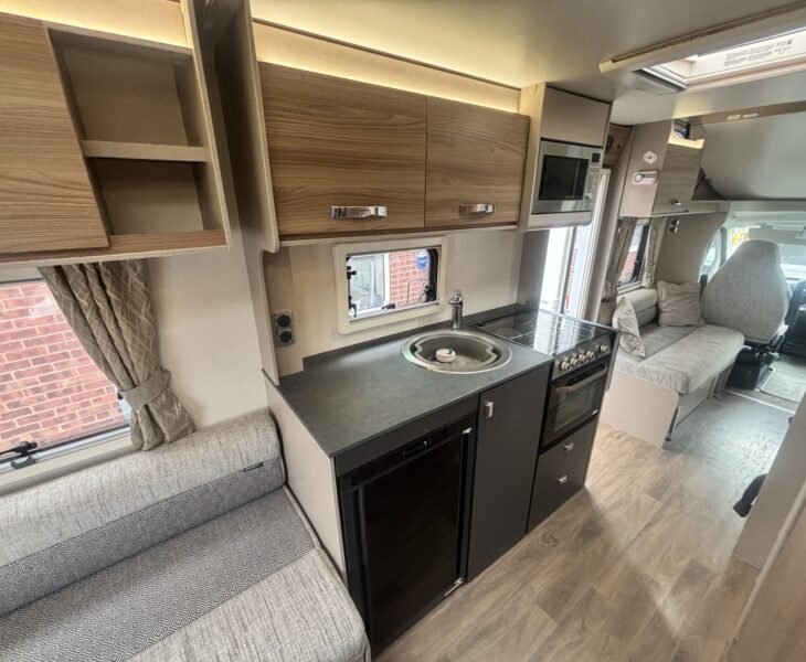 Swift Edge 486 2023 KITCHEN