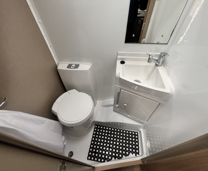 Swift Edge 486 2023 WASHROOM/SHOWER