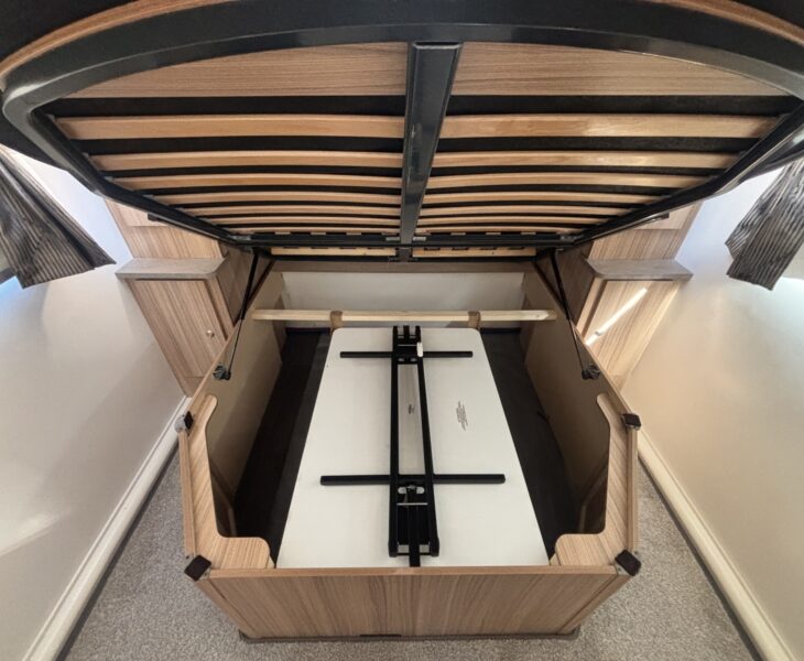 Bailey Phoenix GT75 640 2024 FREE STANDING TABLE