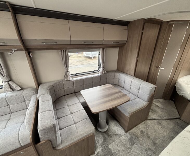 Coachman Acadia Xtra 660 2024 dinette