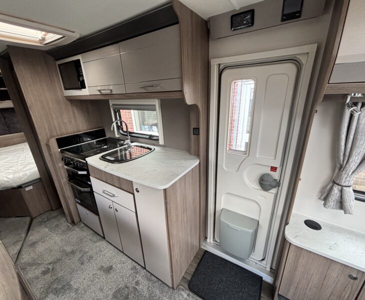 Coachman Acadia Xtra 660 2024 kitchen