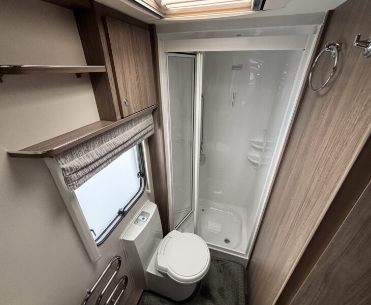 Coachman Acadia Xtra 660 2024 shower