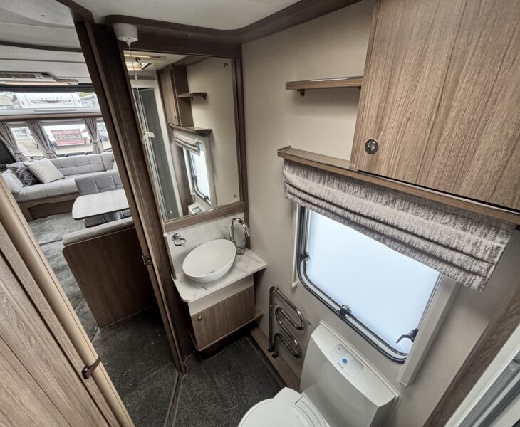 Coachman Acadia Xtra 660 2024 washroom