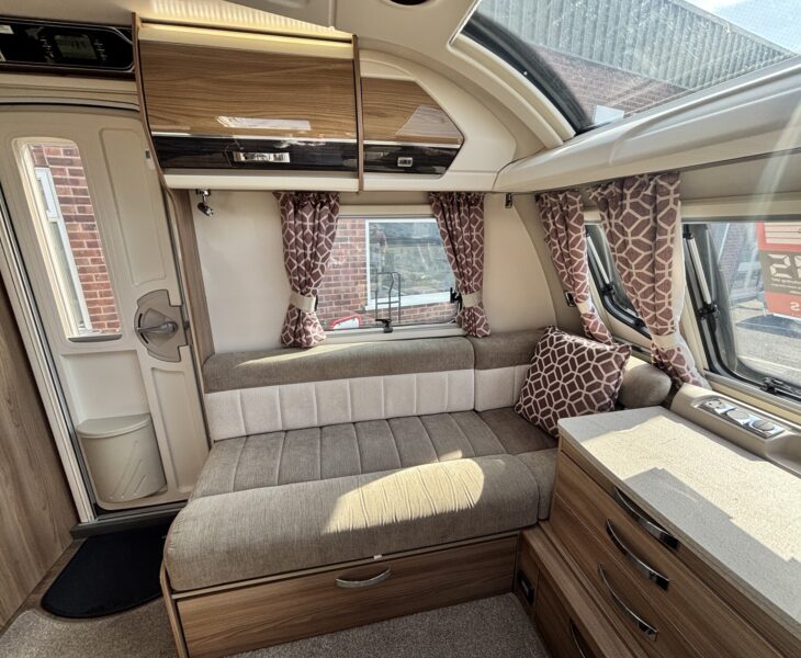 Swift Conqueror 560 2018 NEARSIDE LOUNGE