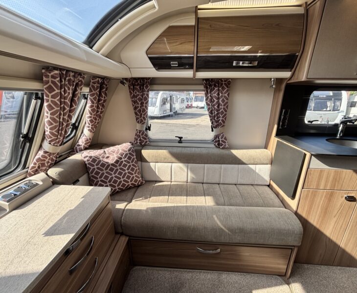 Swift Conqueror 560 2018 OFFSIDE LOUNGE