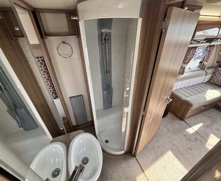 Swift Conqueror 560 2018 SHOWER