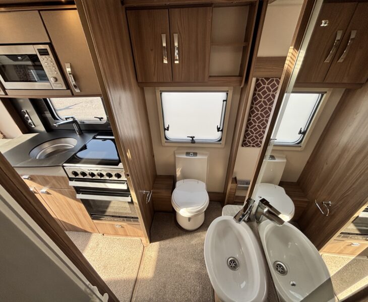 Swift Conqueror 560 2018 WASHROOM