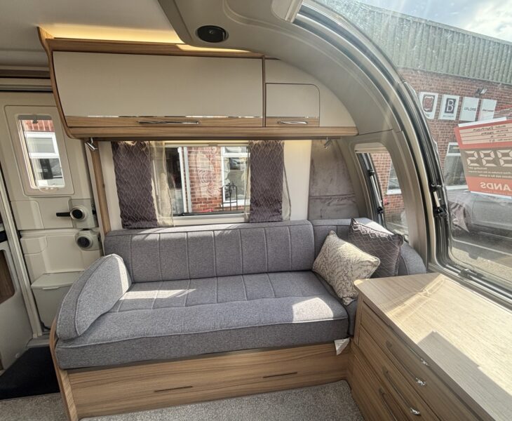 Bailey Unicorn Pamplona 2023 NEARSIDE LOUNGE