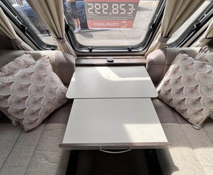 2021 Buccaneer Commodore FRONT TABLE