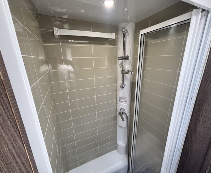 2021 Buccaneer Commodore SHOWER