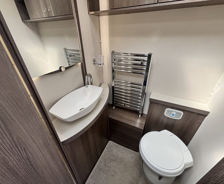 2021 Buccaneer Commodore WASHROOM