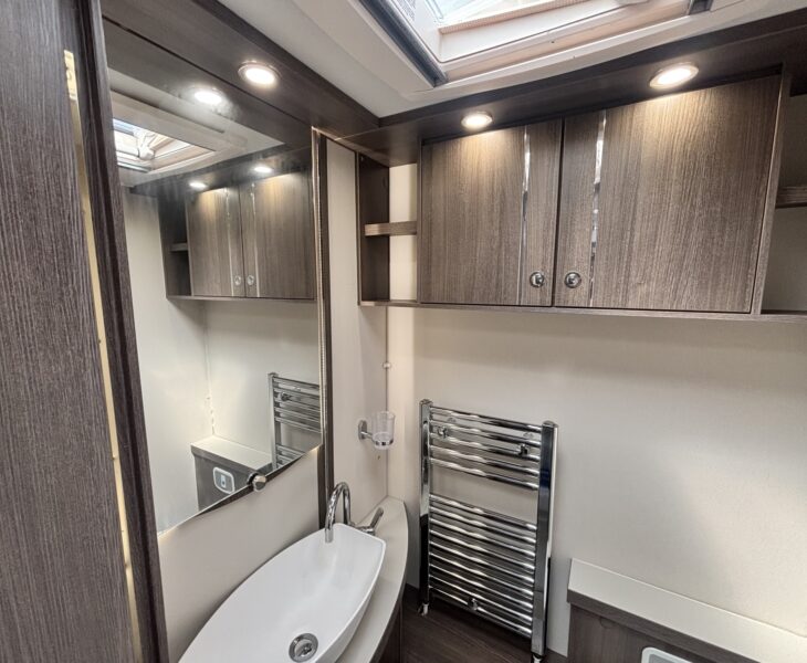 2021 Buccaneer Commodore WASHROOM