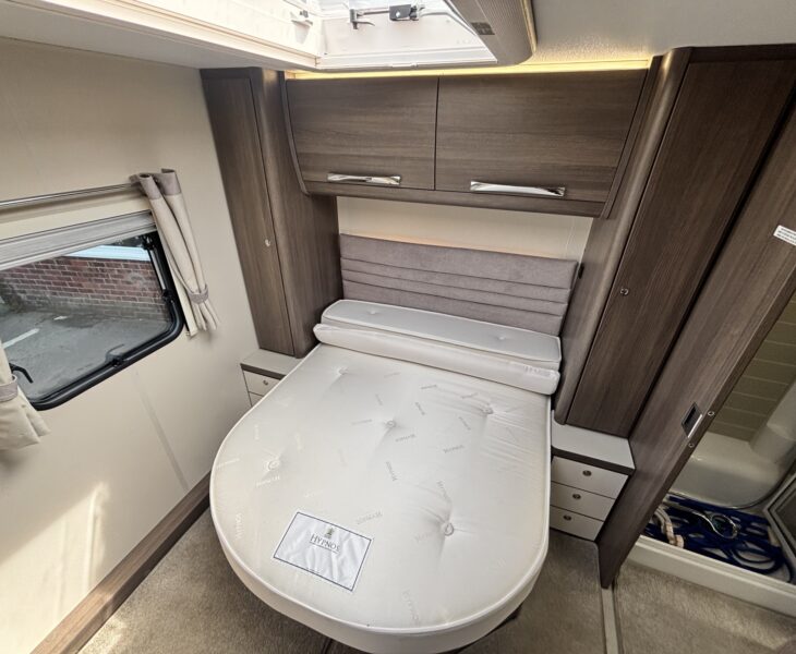 2021 Buccaneer Commodore REAR ISLAND BED