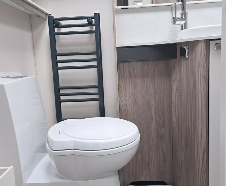 2026 CONQUEROR 645 GRANDE WASHROOM