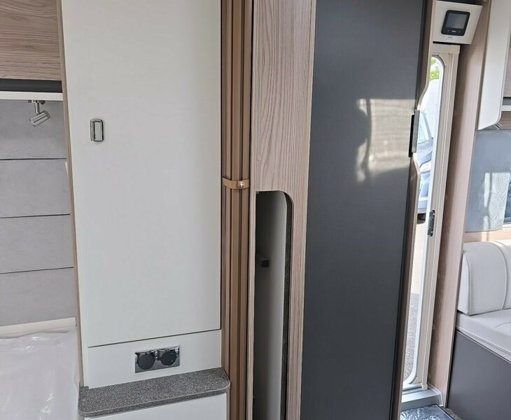 2026 SWIFT CHALLENGER  580 GRANDE FRIDGE