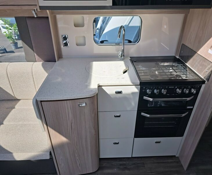 2026 SWIFT CONQUEROR 580 GRANDE KITCHEN
