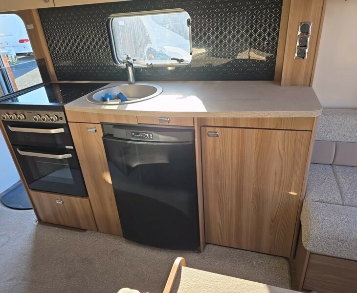2020 SWIFT FAIRWAY PLATINUM 530 KITCHEN