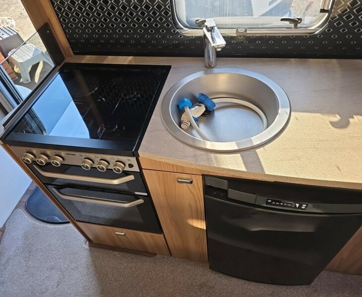 2020 SWIFT FAIRWAY PLATINUM 530 KITCHEN