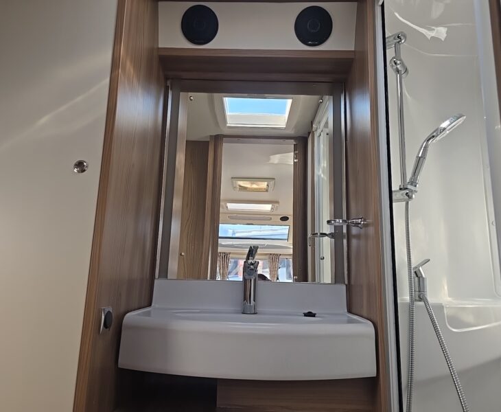 2017 SWIFT ELEGANCE 480 WASHROOM