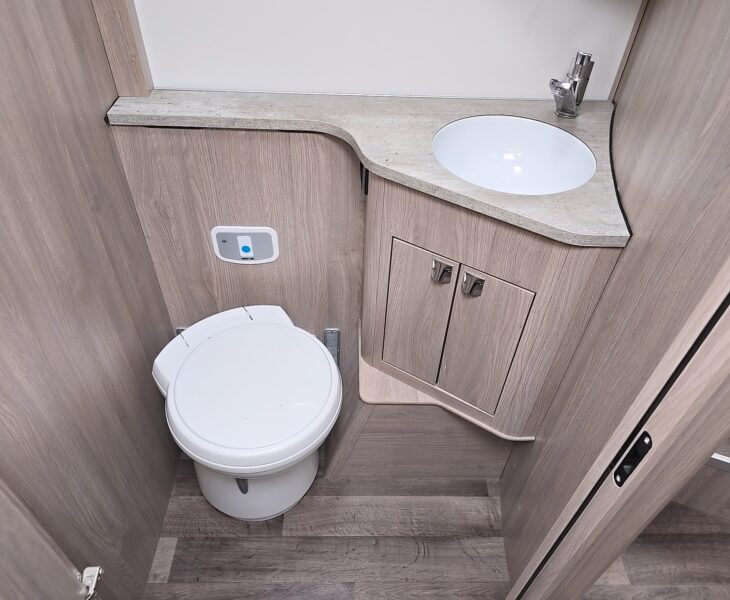 2023 COACHMAN TRAVEL MASTER 545 WASHROOM