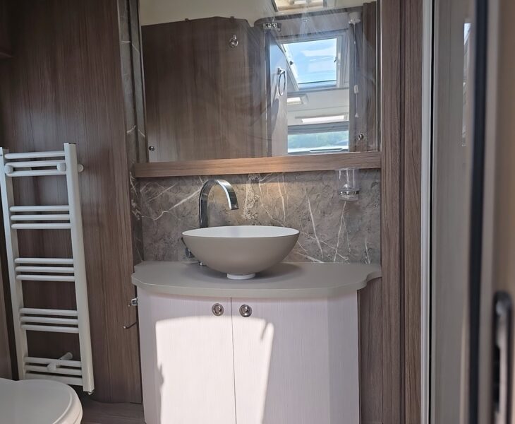 2020 COACHMAN VIP 565
